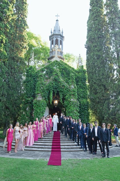 Las damas de honor se vistieron de rosa, el color favorito de la novia, mientras que los padrinos llevaron detalles en ese mismo color, ya sea en el moño, la corbata, el pochette o las medias.