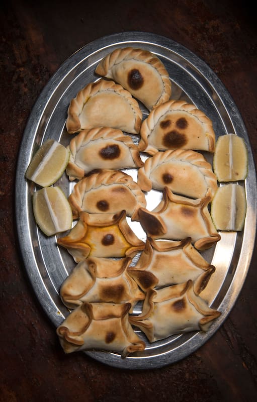 Las de Los Hornos, en Yerba Buena, resisten al cambio generacional desde hace 30 años: tienen masa de grasa y están rellenas con tapa de asado, verdeo, huevo picado y morrón.