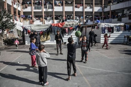 Las decenas de escuelas y hospitales que la UNRWA tiene en Gaza se han convertido en refugio para desplazados por los combates