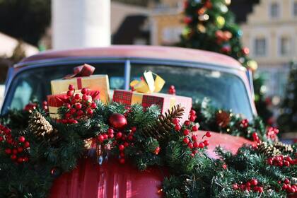 Las decoraciones navideñas sobre el auto no deben obstruir la visión y tienen que estar bien aseguradas para no desprenderse (Unsplash/Honey Fangs)