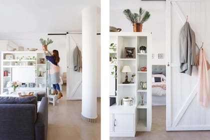Las decoradoras de Casa Gris, que la asesoraron con la ambientación, le agregaron ganchos a la puerta corrediza, y así adquirió uso extra como perchero.