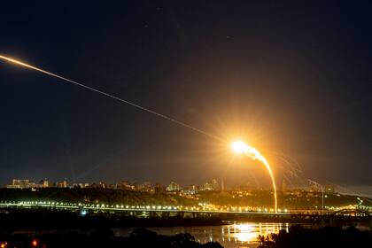 Las defensas aéreas ucranianas interceptan un dron Shahed (Archivo)