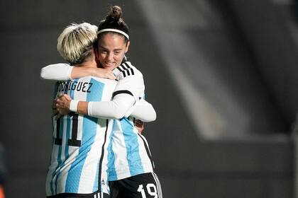 Las delanteras de la Argentina Yamila Rodríguez y Mariana Larroquette intentarán conducir al equipo a la segunda ronda