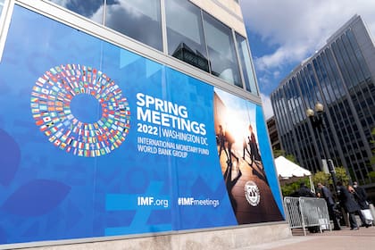 Las delegaciones arriban al edificio del FMI para la reunión de primavera. (AP Photo/Jose Luis Magana)