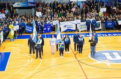 Las delegaciones en el día inaugural, al mejor estilo Juegos Olímpicos, con los estandartes de cada repartición. Las competencias son a la tarde, después de las 14, pensadas para no colisionar con el horario laboral.