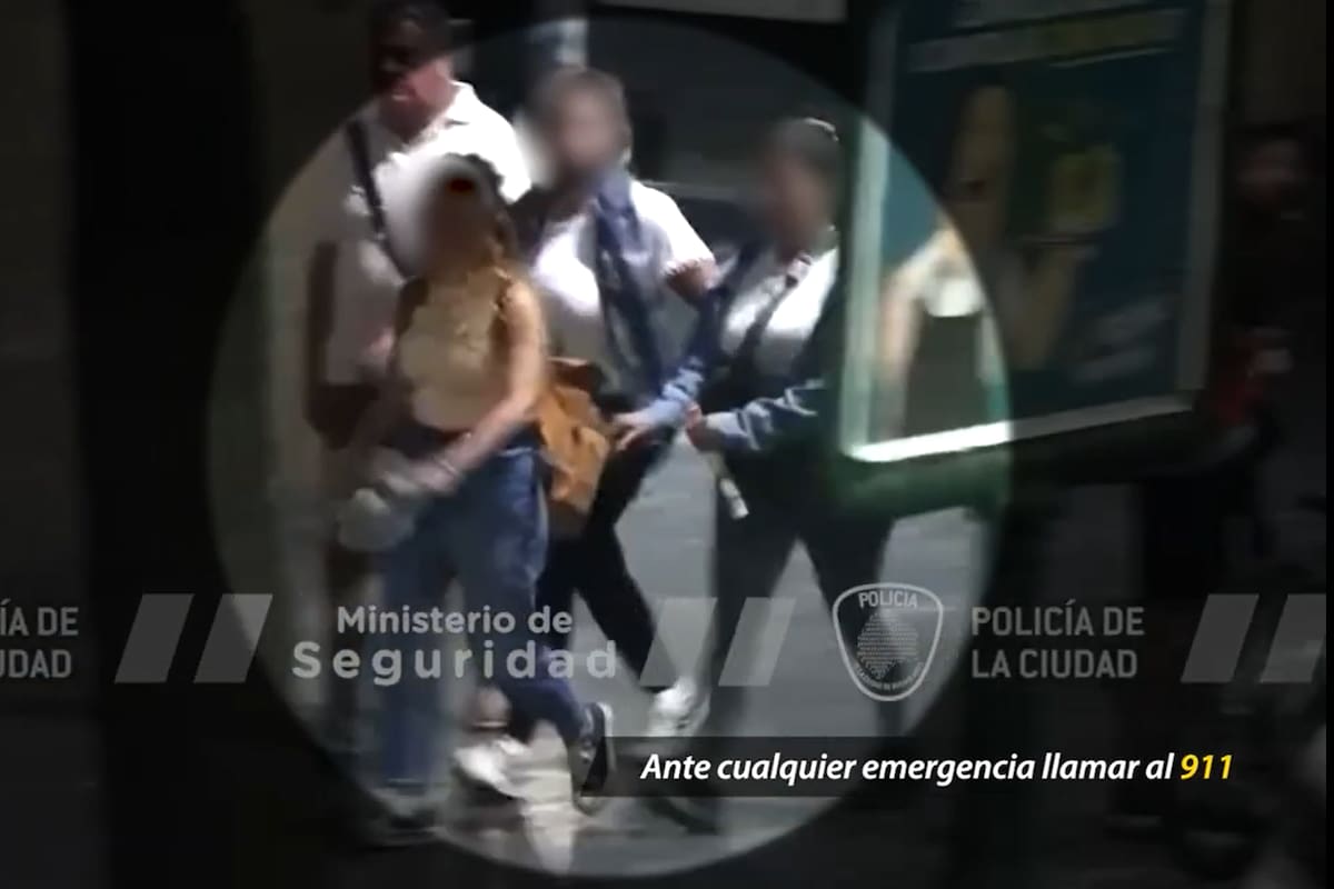 Las delincuentes fueron captadas por las cámaras de seguridad de la zona