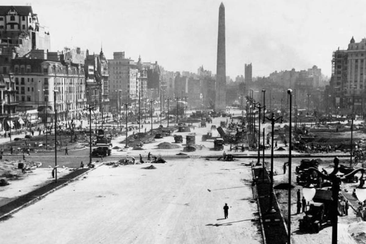 Las demoliciones ya se habían hecho en la previa de la inauguración del primer tramo de la avenida 9 de Julio; el Obelisco, siempre presente, y sobre la izquierda, en lo alto, se vislumbra el chalet Díaz