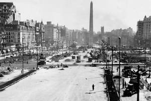 Las demoliciones ya se habían hecho en la previa de la inauguración del primer tramo de la avenida 9 de Julio; el Obelisco, siempre presente, y sobre la izquierda, en lo alto, se vislumbra el chalet Díaz