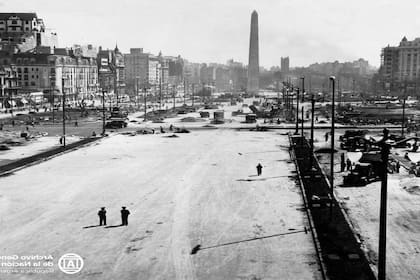 Las demoliciones ya se habían hecho en la previa de la inauguración del primer tramo de la avenida 9 de Julio; el Obelisco, siempre presente, y sobre la izquierda, en lo alto, se vislumbra el chalet Díaz