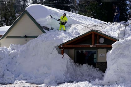 Las densas capas de nieve que se han acumulado en California ahora se combinarán con lluvias