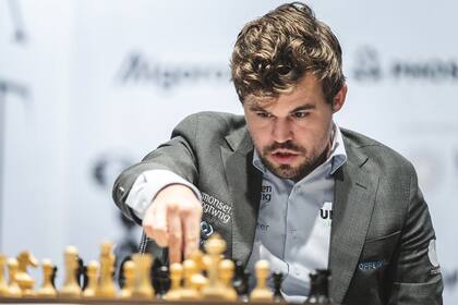Las denuncias del campeón Magnus Carlsen encendieron el debate: ¿hace trampa Hans Niemann?