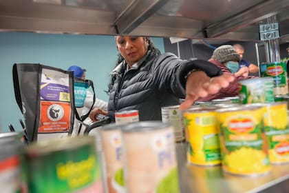 Las despensas suelen distribuir productos básicos como arroz, pasta, legumbres, enlatados, leche, pan, frutas y vegetales frescos