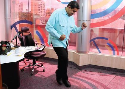 Las destrezas de Nicolás Maduro como bailarín de salsa demuestran que es venezolano, según sus partidarios.