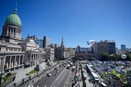 Las dietas de los senadores están asociadas al salario de los trabajadores del congreso