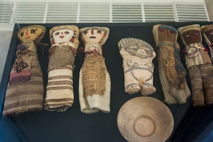 Las diez muñecas restituídas al Perú están confeccionadas con paños y fragmentos de tejidos prehispánicos