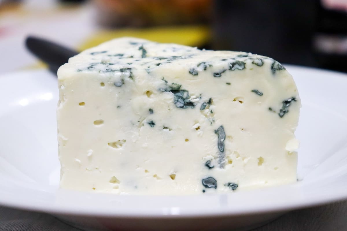 Las diferencia sutil que hay entre el queso roquefort y el azul