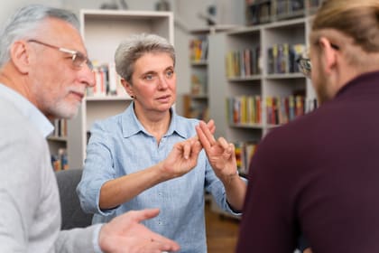 Las diferencias en resiliencia se extienden a la socialización; los mayores debían lidiar con los problemas cara a cara (Foto ilustrativa Freepik)