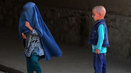 Las diferencias entre la vida de un niño y una niña en Afganistán suelen ser abismales
