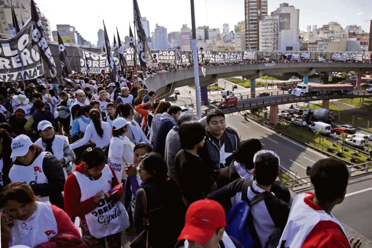 Las diferentes columnas bloquearon ayer la autopista 25 de Mayo