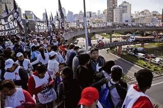 Los grupos piqueteros cortaron el centro porteño en contra del FMI