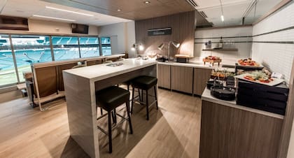 Las diferentes suites y clubes para aficionados son uno de los principales atractivos del Hard Rock Stadium, cuentan con los asientos más cómodos y amplios del estadio, además de servicios de comida y bebidas premium