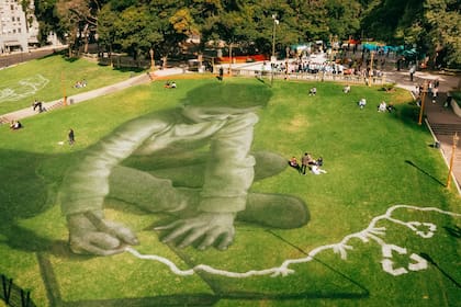 Las dimensiones de las obras de Saype cobran espectacularidad al lado de las figuras humanas.
