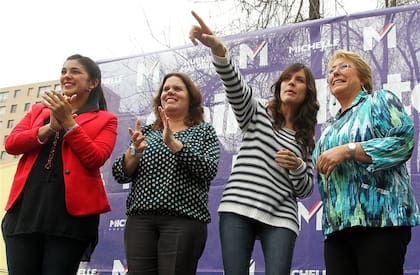 Las diputadas electas Cariola, Fernández y Vallejo, con Bachelet, en 2014