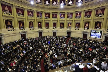 El debate cobró fuerza tras la polémica que generó el reemplazo de Andrés Larroque, que dejó la Cámara de Diputados para ser ministro bonaerense. Su banca fue ocupada por Lisandro Bormioli, pero Natalia Souto la reclamó para sí