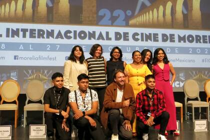 Las directoras Astrid Rondero, fila posterior de izquierda, y Fernanda Valadez, segunda de izquierda a derecha en la fila posterior de la película "Sujo" posan para un retrato con actores y miembros del equipo de producción durante una conferencia de prensa en el Festival Internacional de Cine de Morelia el sábado 19 de octubre de 2024, en Morelia, México. (Foto AP/Berenice Bautista)