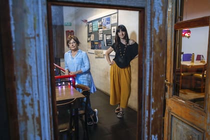 Graciela Camino y Emilia Bonifetti, las directoras de Oeste Usina Cultura, del Mercado de Progreso, una de las salas que està atravesando una dura situación.