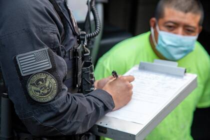 Las directrices impiden retener personas solo por su estatus migratorio o prolongar detenciones