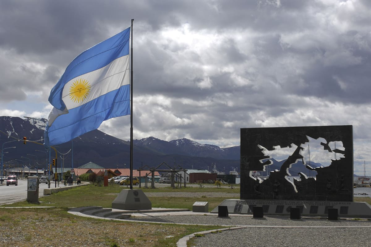 Las disputadas islas Malvinas o Falklands son parte de la provincia de Tierra del Fuego, al igual que la Antártida Argentina, según la constitución nacional.