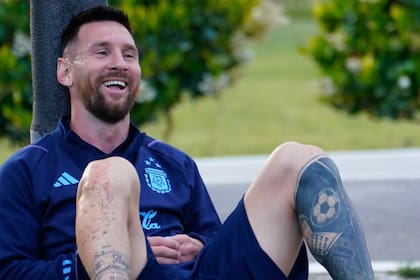 Las distendidas fotos de Leo Messi en el entrenamiento con la selección argentina previa a la doble fecha de eliminatorias