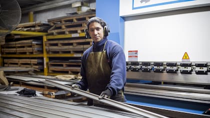 Las distintas clases de acero atraviesan diferentes etapas de producción. La plegadora combina trabajo manual y automatizado