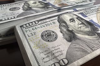 El dólar cerró en $1410 y el riesgo país quedó por debajo de 520 puntos