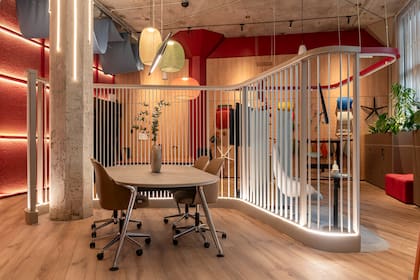 Las distintas modalidades del trabajo actual: taller, open space, reuniones, brainstorming, contemplación y área privada se organizan en un recorrido fluido y permeable.