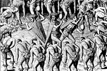 Las distintas tribus que componían la nación tupinambá luchaban constantemente. En las guerras los prisioneros eran capturados para ser sacrificados en rituales antropofágicos.