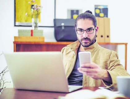 Las distracciones digitales, además de afectar la productividad, generan cansancio
