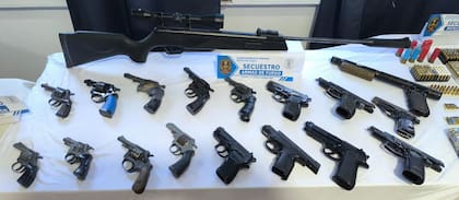 Las diversas armas que fueron secuestradas durante el megaoperativo