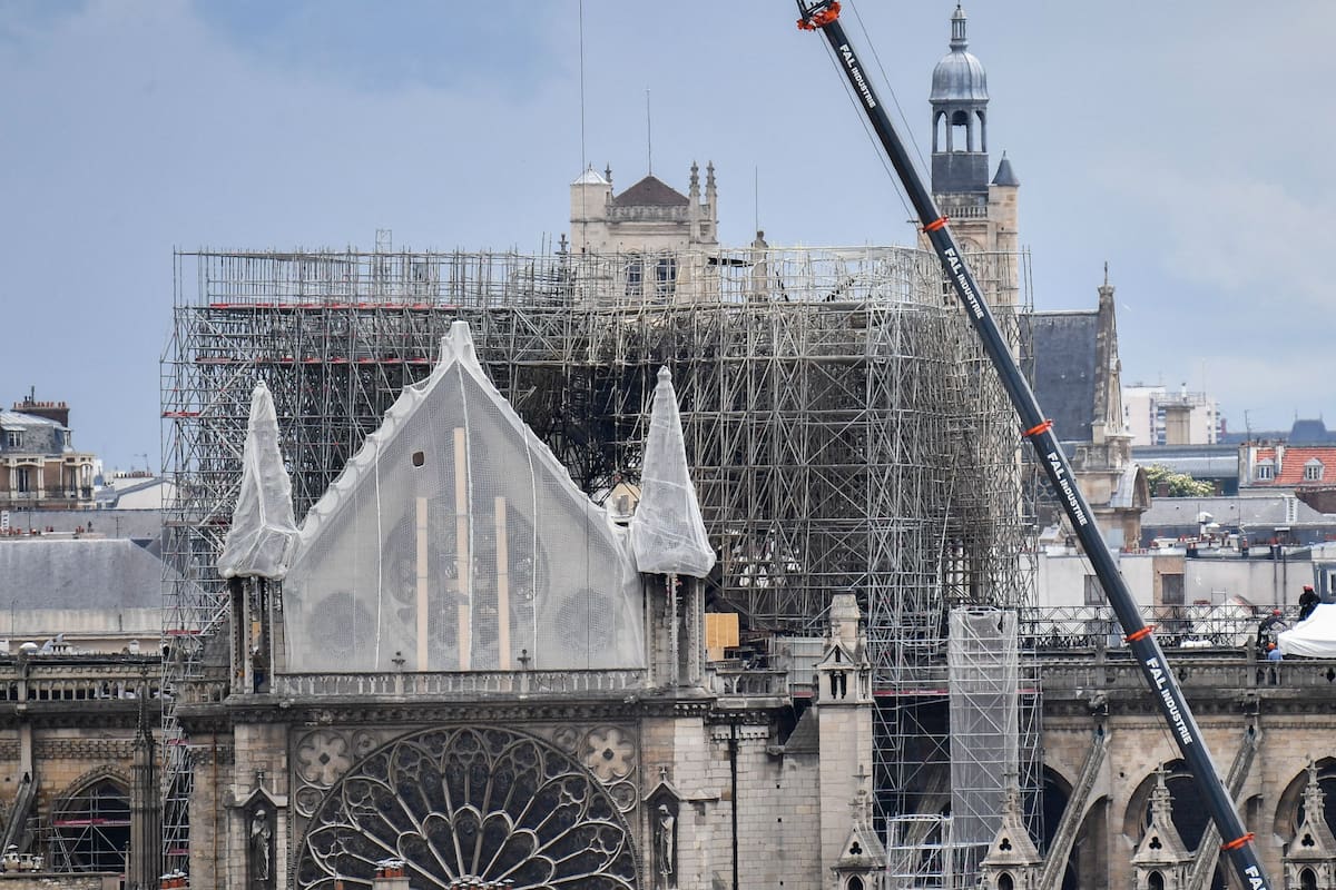 Las donaciones se habrían comprometido cuando el fuego todavía no se había extinguido. La situación social de Francia contraste con la rapidez en que los fondos fueron recolectados.