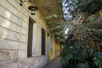 Las dos alas enfrentadas de tres niveles que se articulan a lo largo de un patio central arbolado de unos ocho metros de ancho
