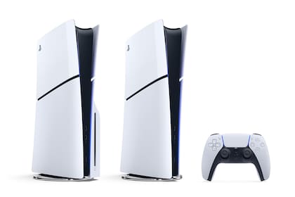Las dos alternativas de la nueva PlayStation 5, con y sin lectora Blu-ray; la consola tiene un diseño que la hace un 30 por ciento más compacta