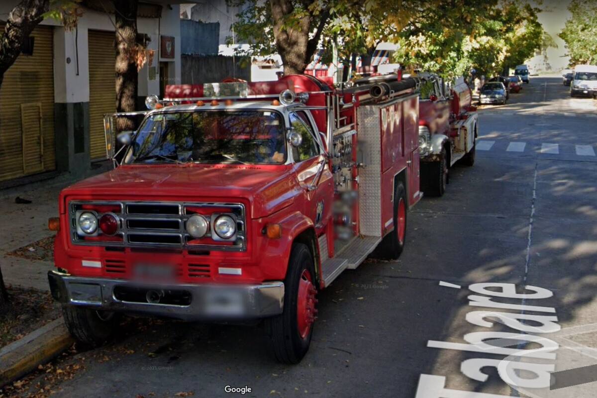 Las dos autobombas del cuartel de bomberos de Villa Soldati se encuentran estacionadas en la calle