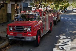 Las dos autobombas del cuartel de bomberos de Villa Soldati se encuentran estacionadas en la calle