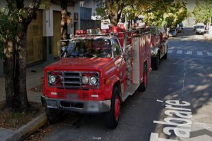 Las dos autobombas del cuartel de bomberos de Villa Soldati se encuentran estacionadas en la calle