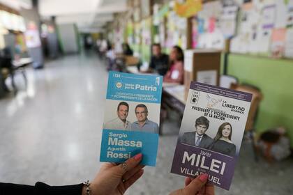 Las dos botelas de los candidatos presidenciales, en una escuela de Mendoza