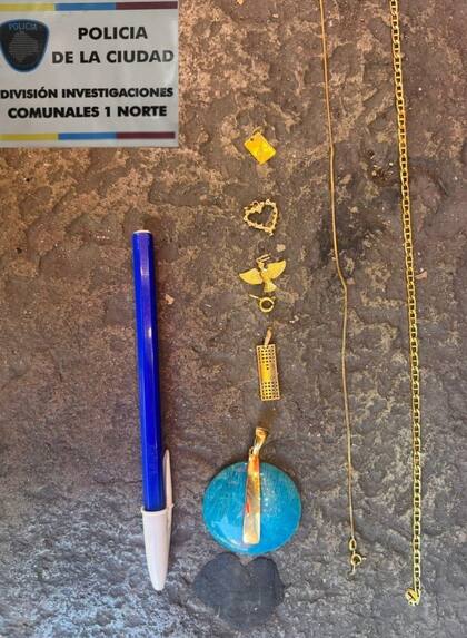 Las dos cadenas con dijes quedaron cortadas tras el forcejeo.