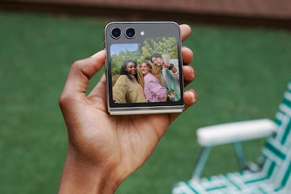 Las dos cámaras principales del Galaxy Z Flip5 están en la tapa, lo que permite usar la pantalla externa para componer la toma