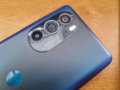 Las dos cámaras traseras del Moto Edge 30 Pro (una lente normal y otra gran angular, ambas de 50 megapixeles) junto al sensor de profundidad
