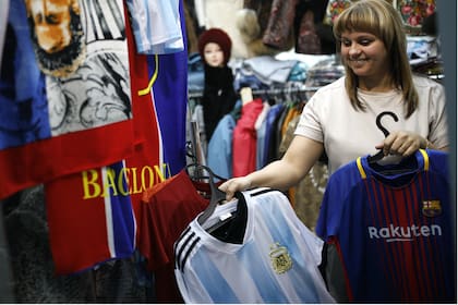 Las dos camisetas de Messi, a la venta en Bronnitsy